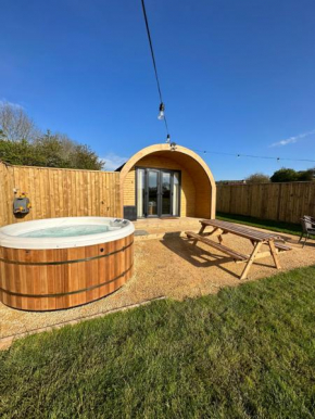 Lois' Pod with Hot Tub, Near Airport